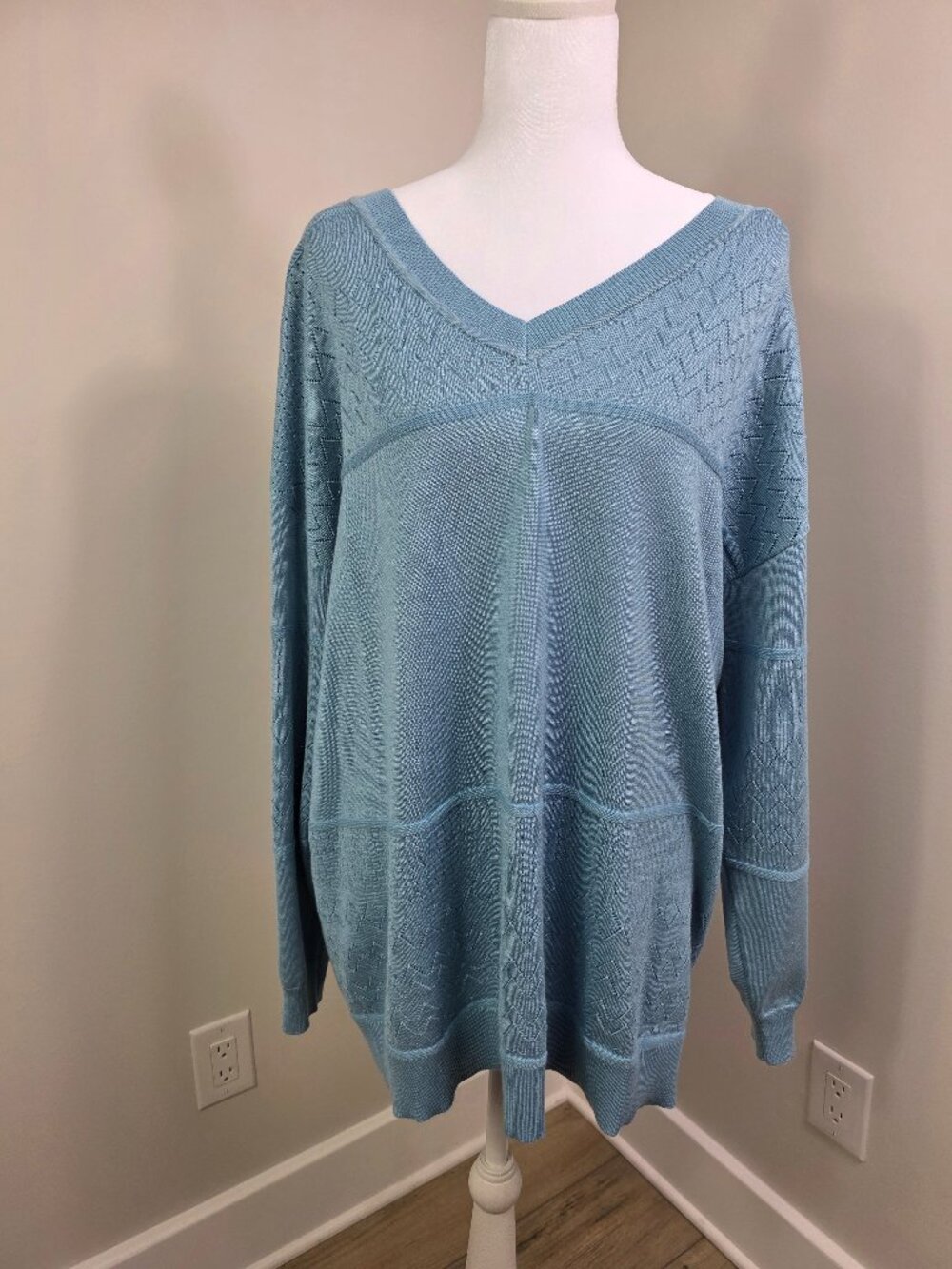 BloomChic Blue Sweater Size 12 Stretch Pullover V-Neck Lightweight Long Sleeve